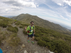 Cesar abad corriendo por montaña